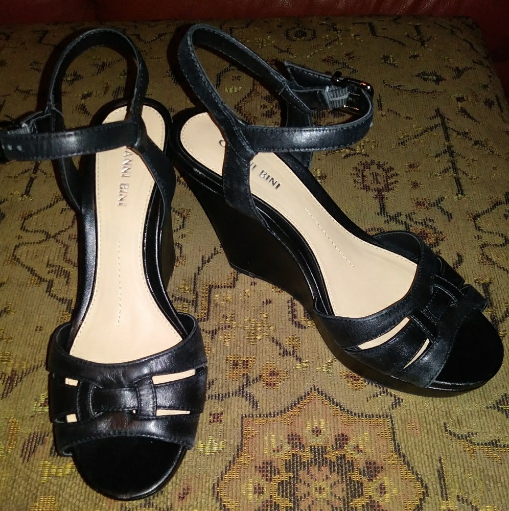 Gianni Bini black leather wedge sandals